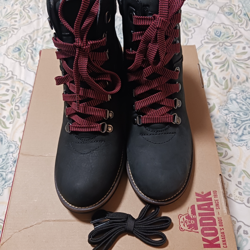 Kodiak Women's Black and Red Lace-Up Boots